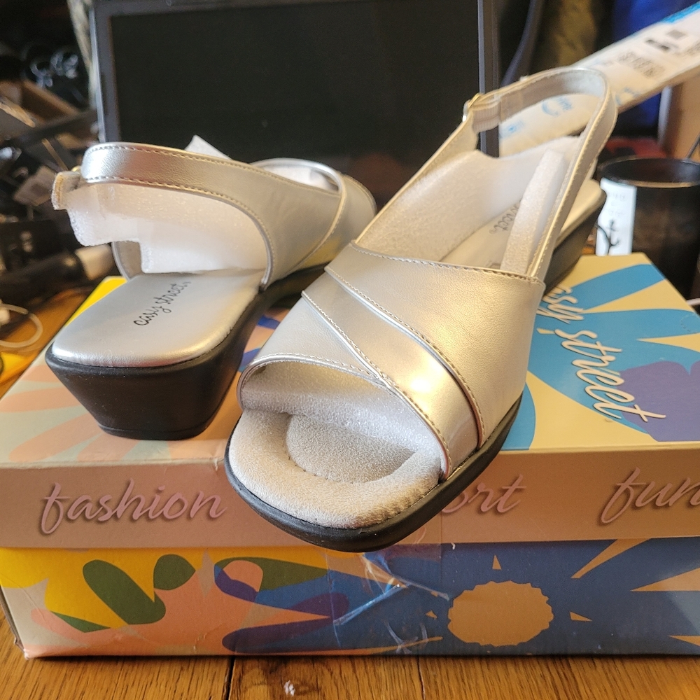 Ladies sandals